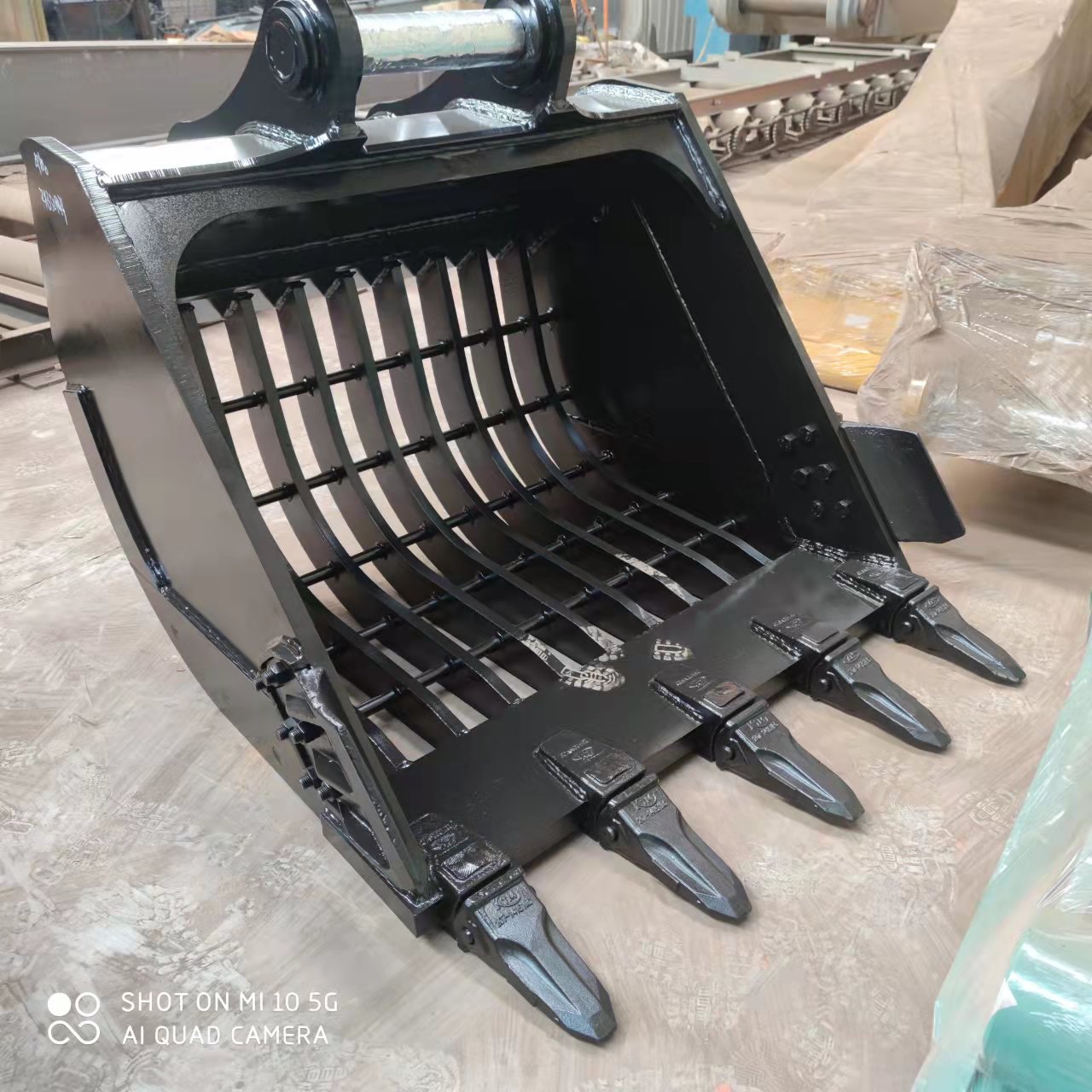 Mesh bucket sieving stone excavator bucket