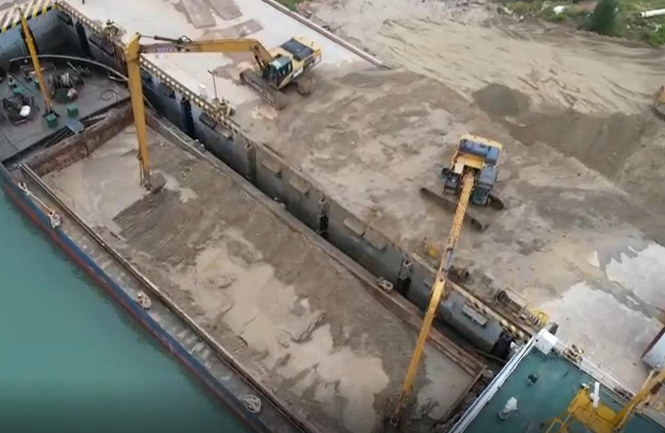 CAT336 25M Excavator long arm Unloading the sand from the sandboat