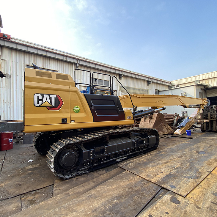 CAT352 Heavy excavator modified with sheet pile long arm