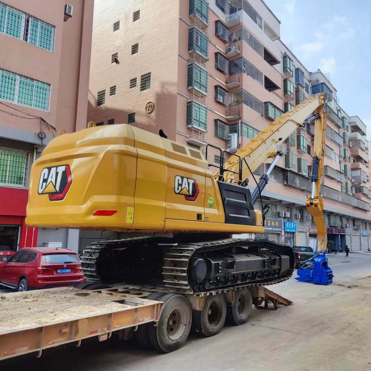 CAT352 Heavy excavator modified with sheet pile long arm