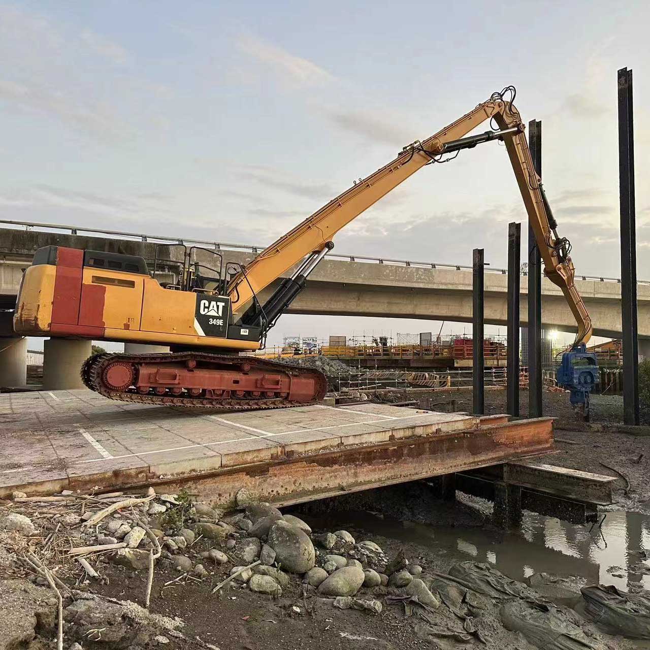 Double cylinder sheet pile using long arm for CAT349