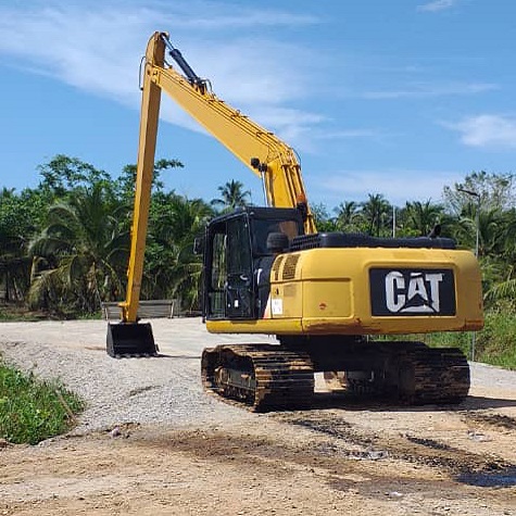 Caterpillar CAT320D2GC 15M Long arms for safety standards paving equipment