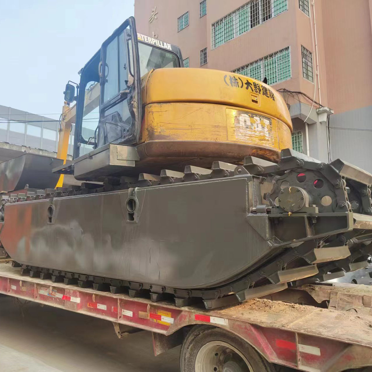 Caterpillar CAT307 amphibious excavator pontoon chassis comes with an auxiliary pontoon tank