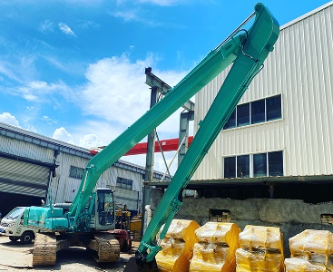SK250 22m super long arm On construction site, cleans up the silt and sundries blocked by the river